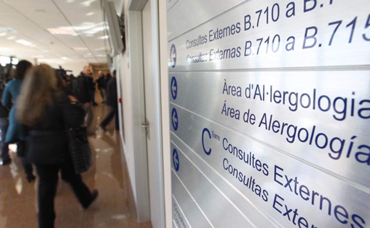 Carteles en valenciano y castellano en el Hospital La fe de Valencia.