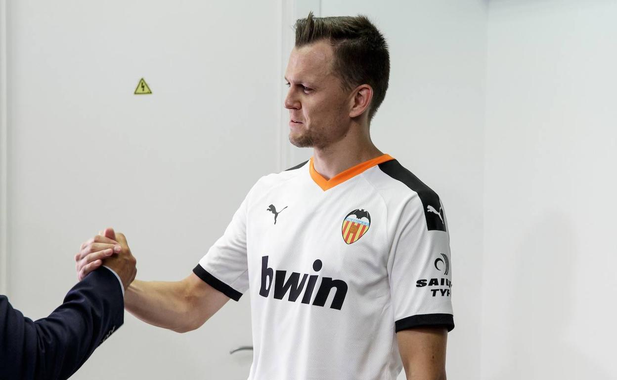 Denis Cheryshev presentado como jugador del Valencia.