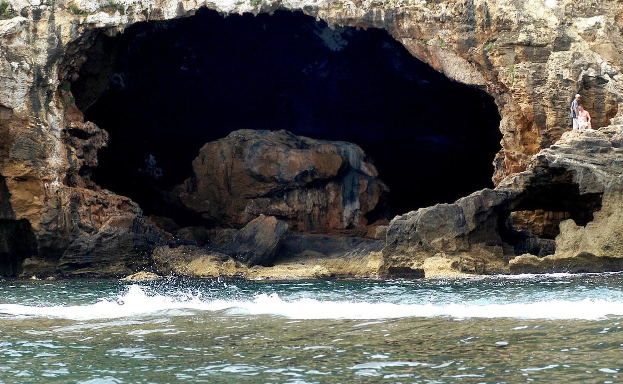 La Cova Tallada de Xàbia ofrece unas vistas de película con el mar y la montaña de fondo. 