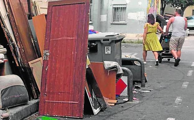 Basura acumulada en una calle de Valencia. 