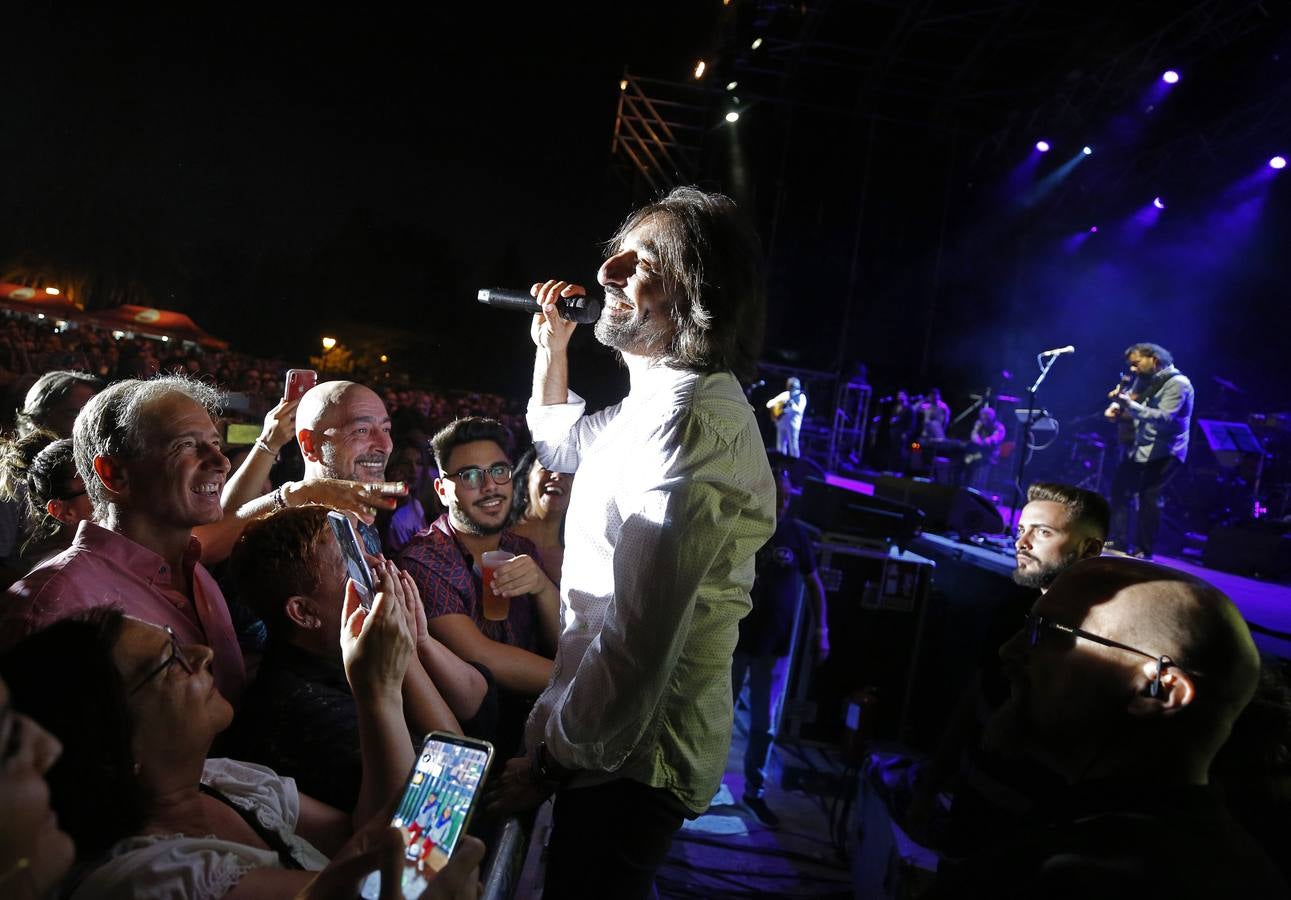 Los Conciertos de Viveros de la Gran Feria de Valencia acogieron este miércoles, 17 de julio, la reunión de Ketama dentro de la gira 'No estamos locos'. El trío del cantante Antonio Carmona y los guitarristas Juan José y José Miguel Carmona anunció su vuelta a los escenarios en noviembre de 2018, 14 años después de su separación.