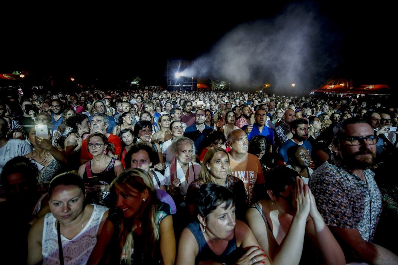 Los Conciertos de Viveros de la Gran Feria de Valencia acogieron este miércoles, 17 de julio, la reunión de Ketama dentro de la gira 'No estamos locos'. El trío del cantante Antonio Carmona y los guitarristas Juan José y José Miguel Carmona anunció su vuelta a los escenarios en noviembre de 2018, 14 años después de su separación.