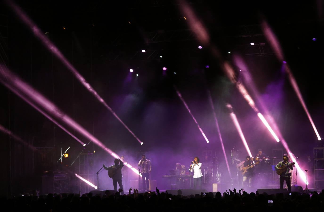 Los Conciertos de Viveros de la Gran Feria de Valencia acogieron este miércoles, 17 de julio, la reunión de Ketama dentro de la gira 'No estamos locos'. El trío del cantante Antonio Carmona y los guitarristas Juan José y José Miguel Carmona anunció su vuelta a los escenarios en noviembre de 2018, 14 años después de su separación.