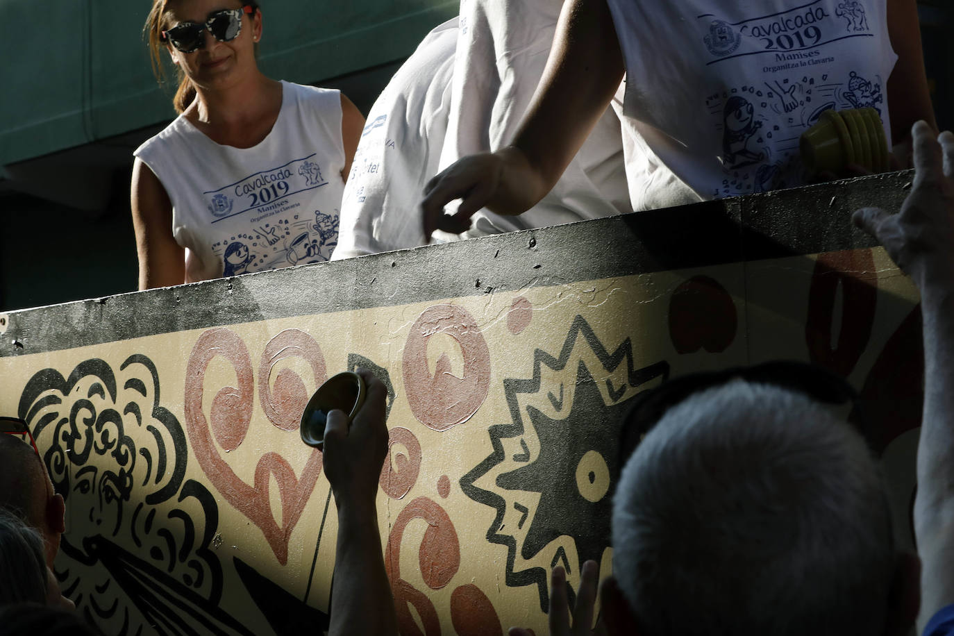Miles de personas se dan cita en esta tradicional cabalgata en la que se entrengan diferentes piezas de cerámica. Es uno de los actos principales de las Fiestas de Manises que se celebran hasta final del mes de julio.