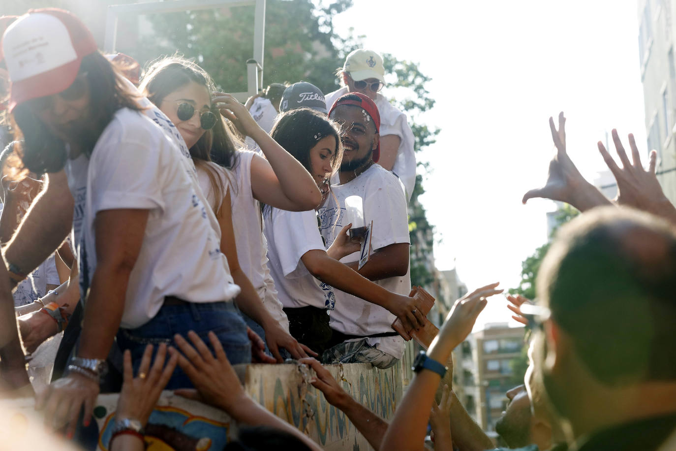 Miles de personas se dan cita en esta tradicional cabalgata en la que se entrengan diferentes piezas de cerámica. Es uno de los actos principales de las Fiestas de Manises que se celebran hasta final del mes de julio.