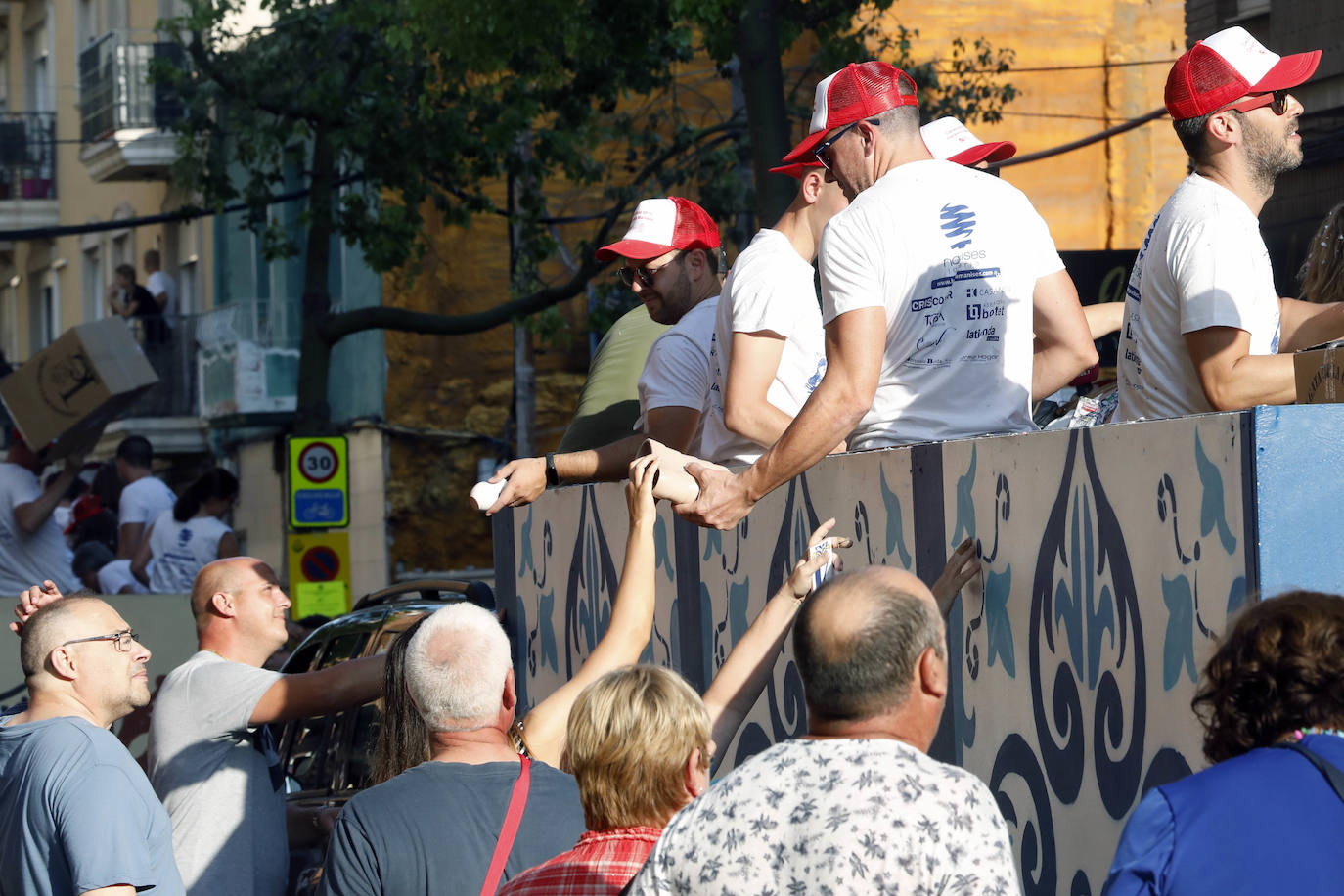 Miles de personas se dan cita en esta tradicional cabalgata en la que se entrengan diferentes piezas de cerámica. Es uno de los actos principales de las Fiestas de Manises que se celebran hasta final del mes de julio.