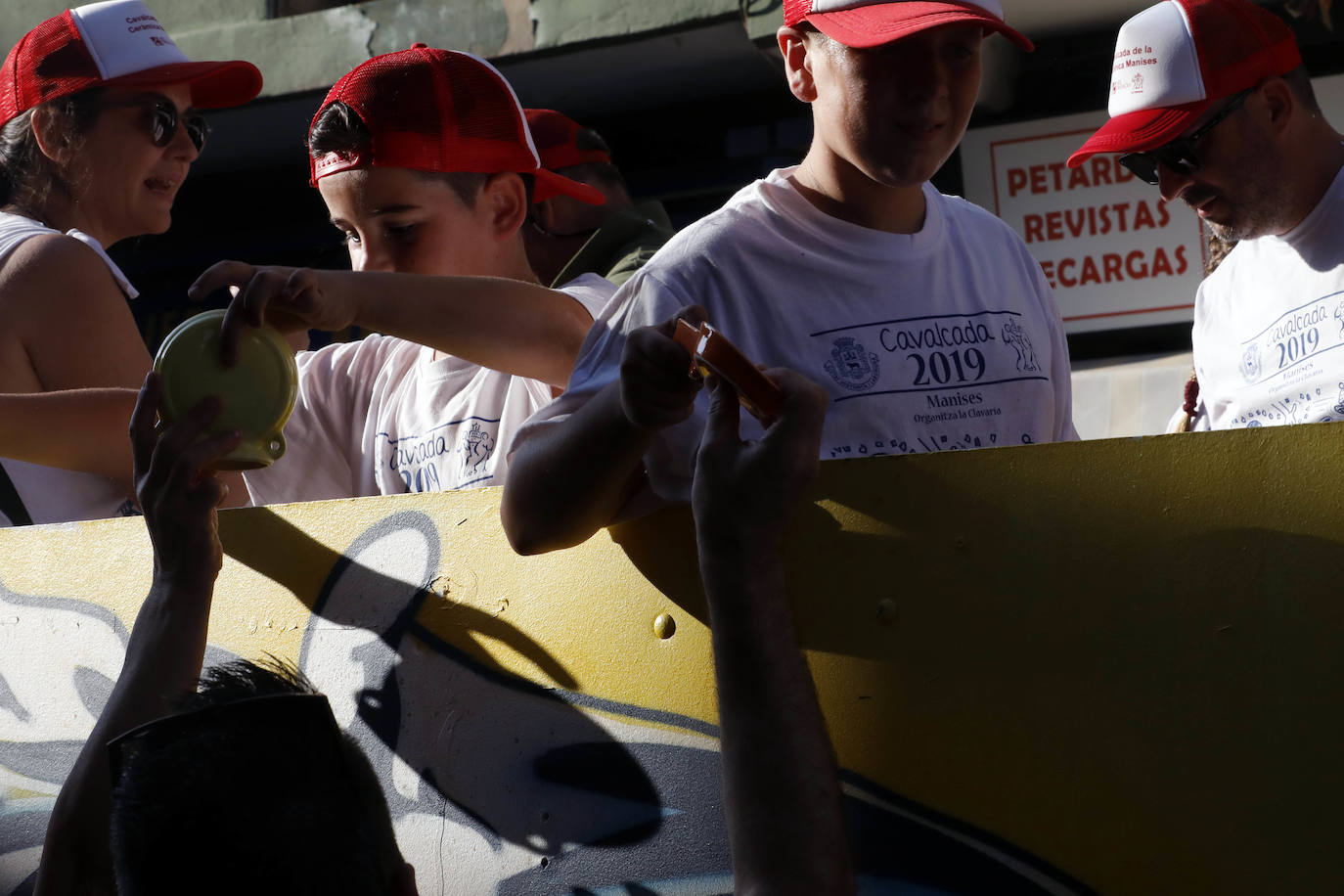 Miles de personas se dan cita en esta tradicional cabalgata en la que se entrengan diferentes piezas de cerámica. Es uno de los actos principales de las Fiestas de Manises que se celebran hasta final del mes de julio.