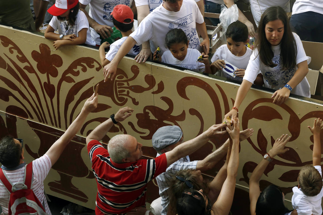 Miles de personas se dan cita en esta tradicional cabalgata en la que se entrengan diferentes piezas de cerámica. Es uno de los actos principales de las Fiestas de Manises que se celebran hasta final del mes de julio.
