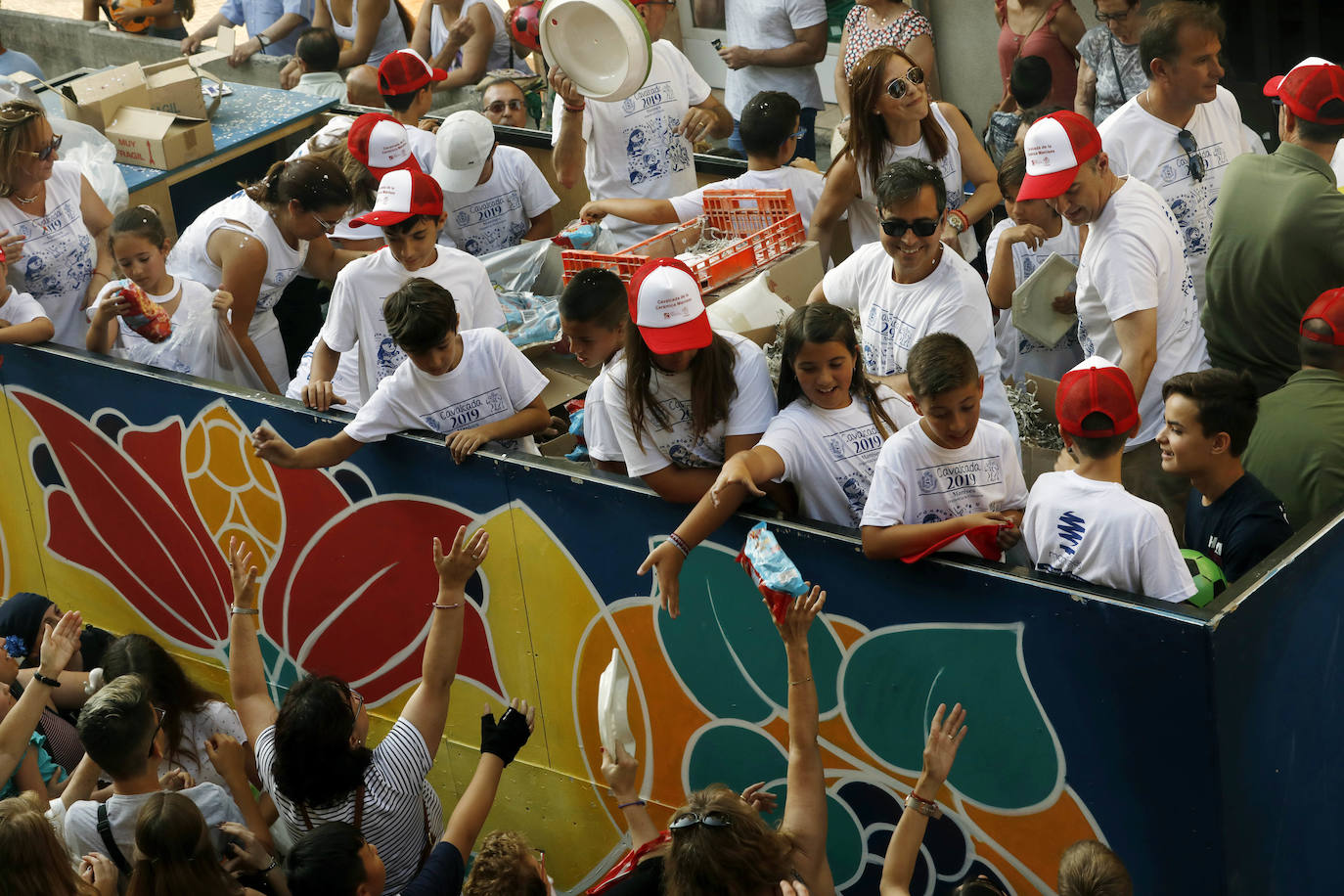Miles de personas se dan cita en esta tradicional cabalgata en la que se entrengan diferentes piezas de cerámica. Es uno de los actos principales de las Fiestas de Manises que se celebran hasta final del mes de julio.