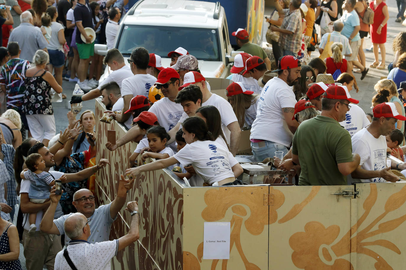 Miles de personas se dan cita en esta tradicional cabalgata en la que se entrengan diferentes piezas de cerámica. Es uno de los actos principales de las Fiestas de Manises que se celebran hasta final del mes de julio.