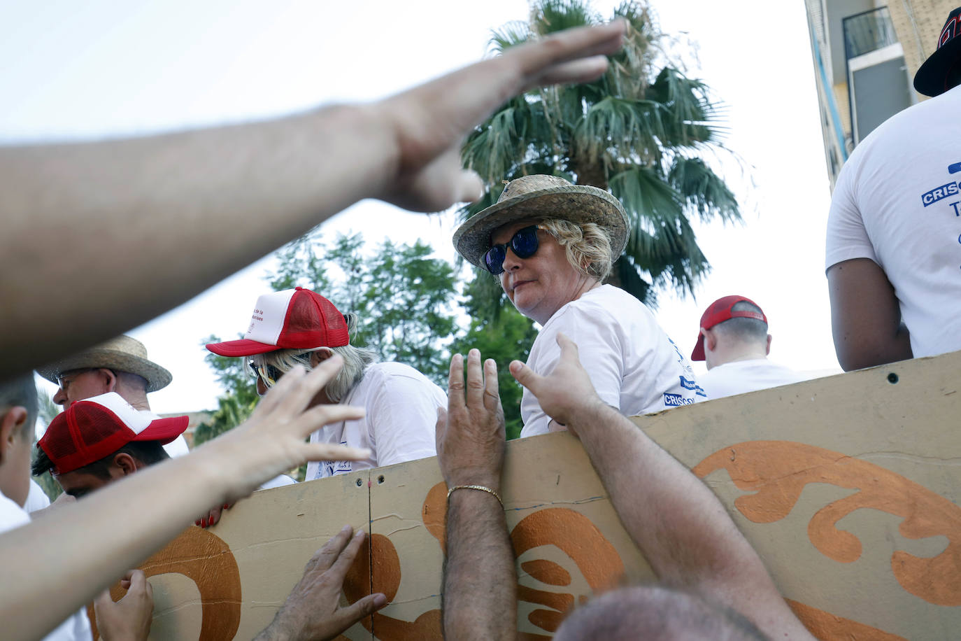Miles de personas se dan cita en esta tradicional cabalgata en la que se entrengan diferentes piezas de cerámica. Es uno de los actos principales de las Fiestas de Manises que se celebran hasta final del mes de julio.
