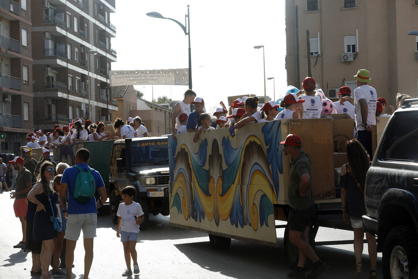 Miles de personas se dan cita en esta tradicional cabalgata en la que se entrengan diferentes piezas de cerámica. Es uno de los actos principales de las Fiestas de Manises que se celebran hasta final del mes de julio.