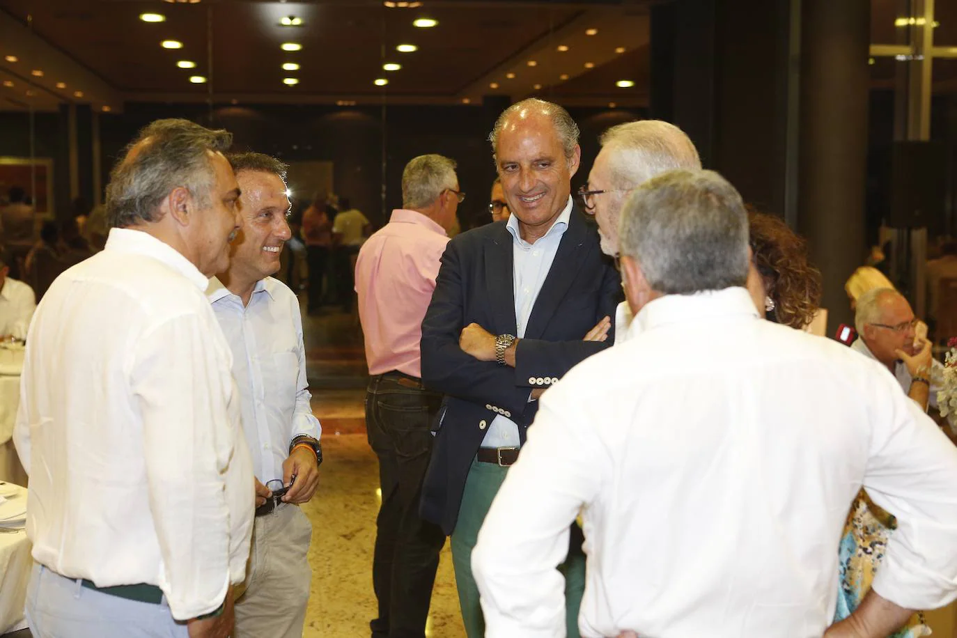 Exdirigentes del Partido Popular valenciano exigen más liderazgo en un encuentro en el que Camps interviene para lamentar los resultados, cuestionar la dirección de Bonig y defender que imputado no es sinónimo de condenado. 