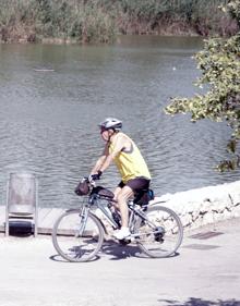 Imagen secundaria 2 - La práctica de deportes como ciclismo o senderismo se repiten a diario en el parque. 