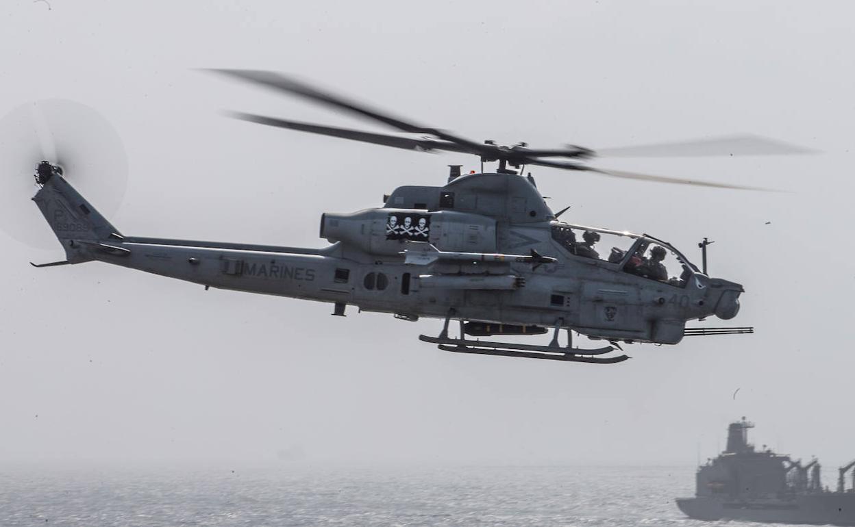 Un helicóptero Viper del Marine Medium Tiltrotor Squadron (VMM) del buque estadouniense 'USS Boxer' patrulla el Estrecho de Ormuz.
