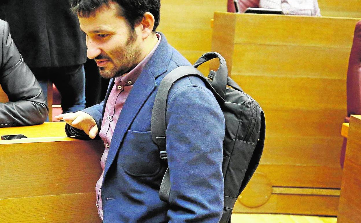 El conseller Vicente Marzà en el hemiciclo de Les Corts.