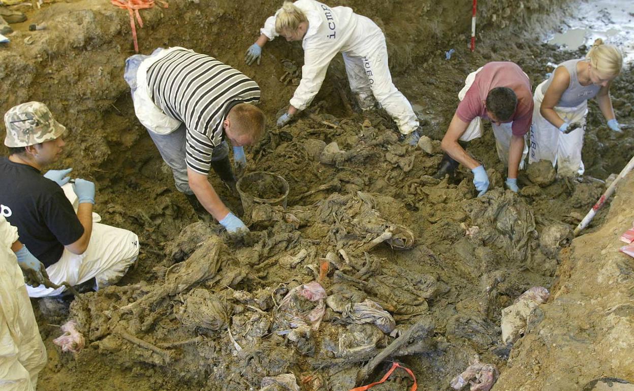 Imagen de archivo de la exhumación de una de las fosas comunes de las víctimas de la masacre de Srebrenica.