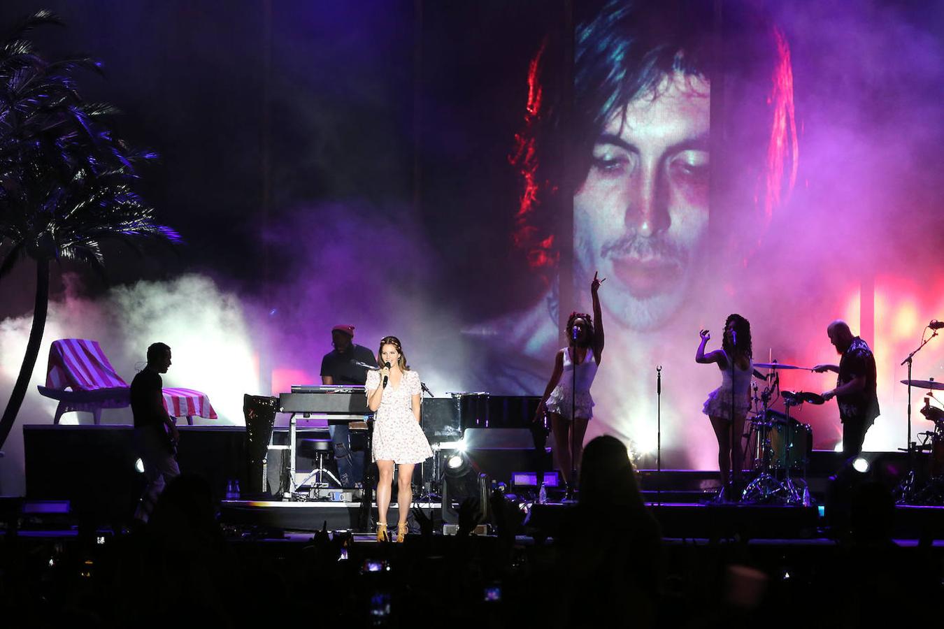 El FIB de Benicàssim sigue al mismo ritmo en su segundo día de celebración. Este viernes actuaciones de lo más esperadas pisaron los diferentes escenarios que la localidad castellonense ha preparado para los más festivaleros. Voces como la de Lana del Rey, The 1975, The Hunna, Monterrosa, Superorganism, The Big Moon, Barney Fletcher y Yellow Days hicieron vibrar a todo el público. 