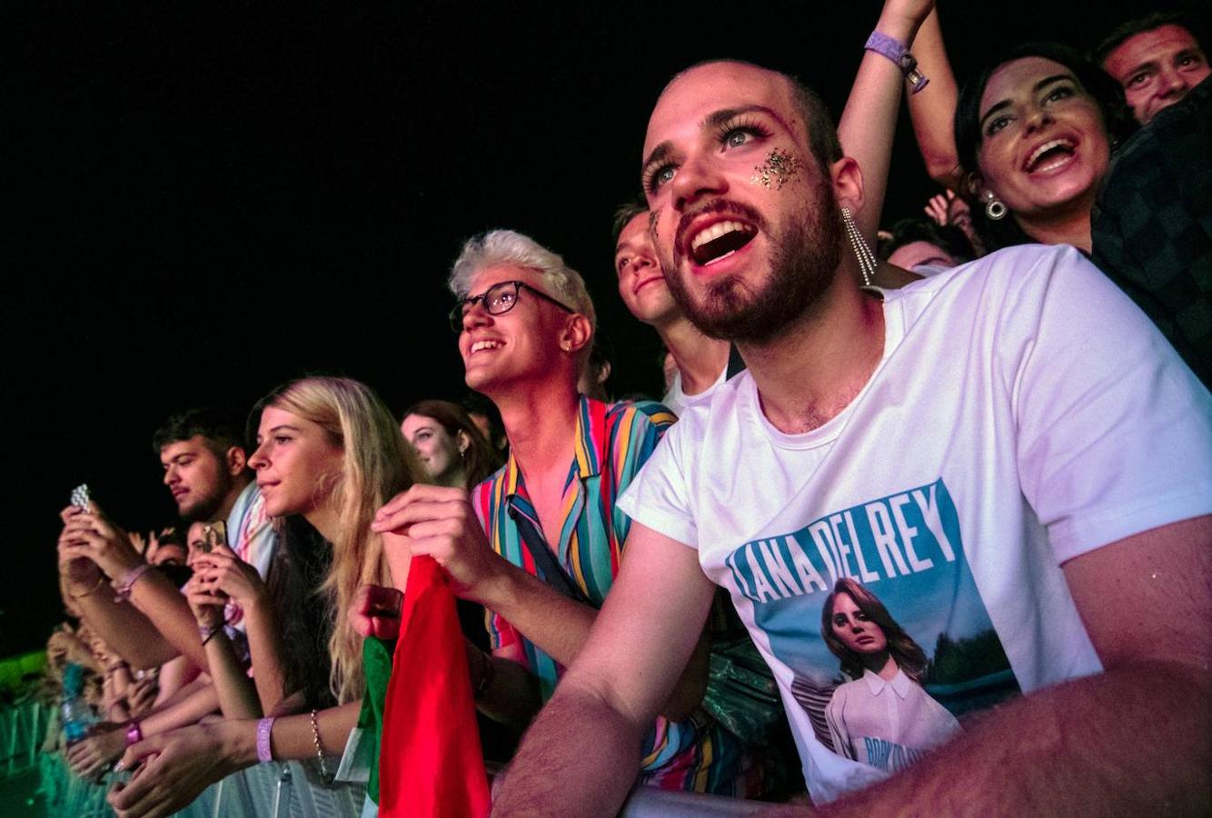 El FIB de Benicàssim sigue al mismo ritmo en su segundo día de celebración. Este viernes actuaciones de lo más esperadas pisaron los diferentes escenarios que la localidad castellonense ha preparado para los más festivaleros. Voces como la de Lana del Rey, The 1975, The Hunna, Monterrosa, Superorganism, The Big Moon, Barney Fletcher y Yellow Days hicieron vibrar a todo el público. 