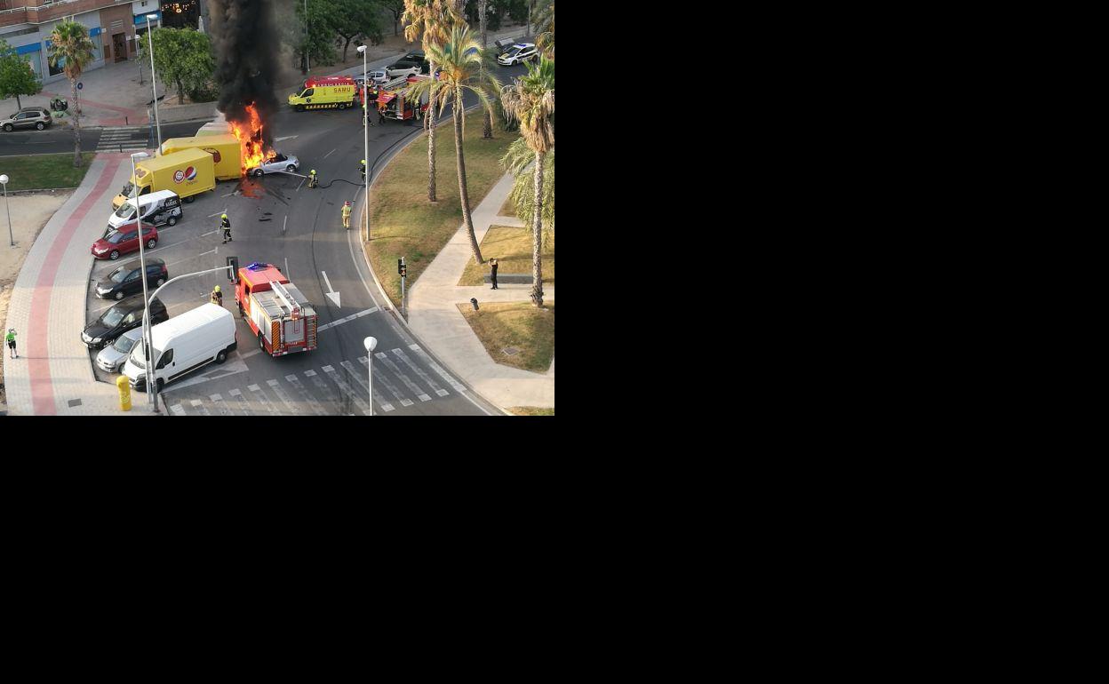 Un joven ebrio choca contra un camión en una rotonda y su coche se prende fuego