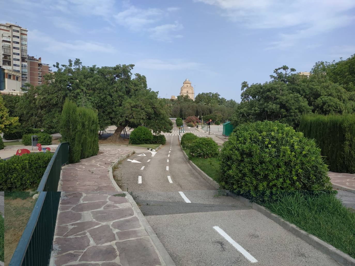 Imagen secundaria 1 - Imágenes 1 y 2: Parque de Educación Viaria. Imagen 3: Jacob García, vecino que visita el parque con sus hijos.