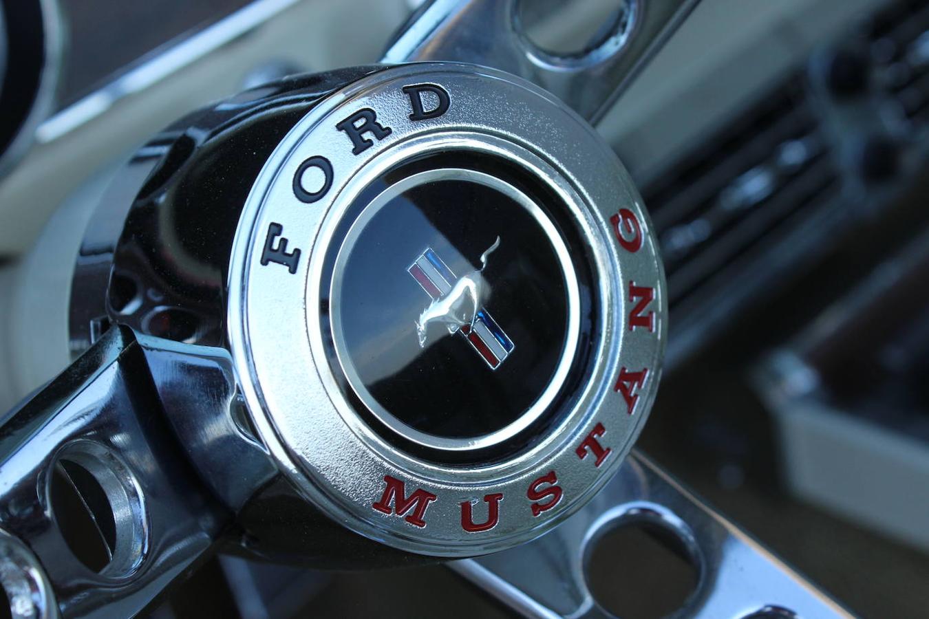 Juntamos al nuevo Ford Mustang Bullit con el Mustang inicial de 1966, dos coches que además de compartir su mecánica V8 también comparten el mismo espíritu y carisma que tantos éxitos les ha brindado