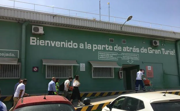 Aitana entrando al C. C. Gran Turia.