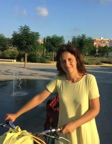 Imagen secundaria 2 - Jardines del Parque Central de Valencia. Raquel, que lleva a su hija al parque para que juegue en la fuente de chorros..