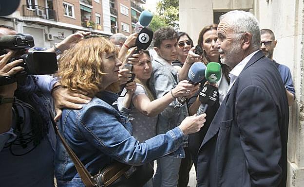 Juan Cotino atiende a los periodistas, en una imagen de archivo. 