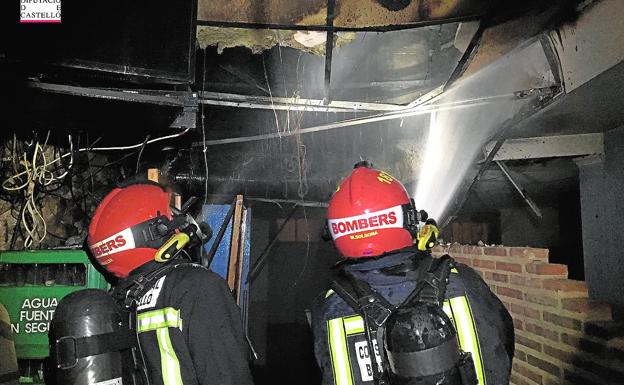 Bomberos durante la extinción del incendio.