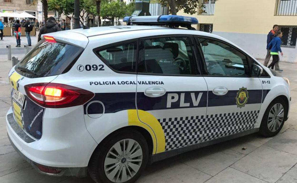 Arranca el reloj y propina patadas a su pareja tras discutir en su domicilio de Valencia