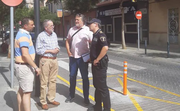 El alcalde, Ramón Marí, conversa con la Policía Local, sobre los hechos.