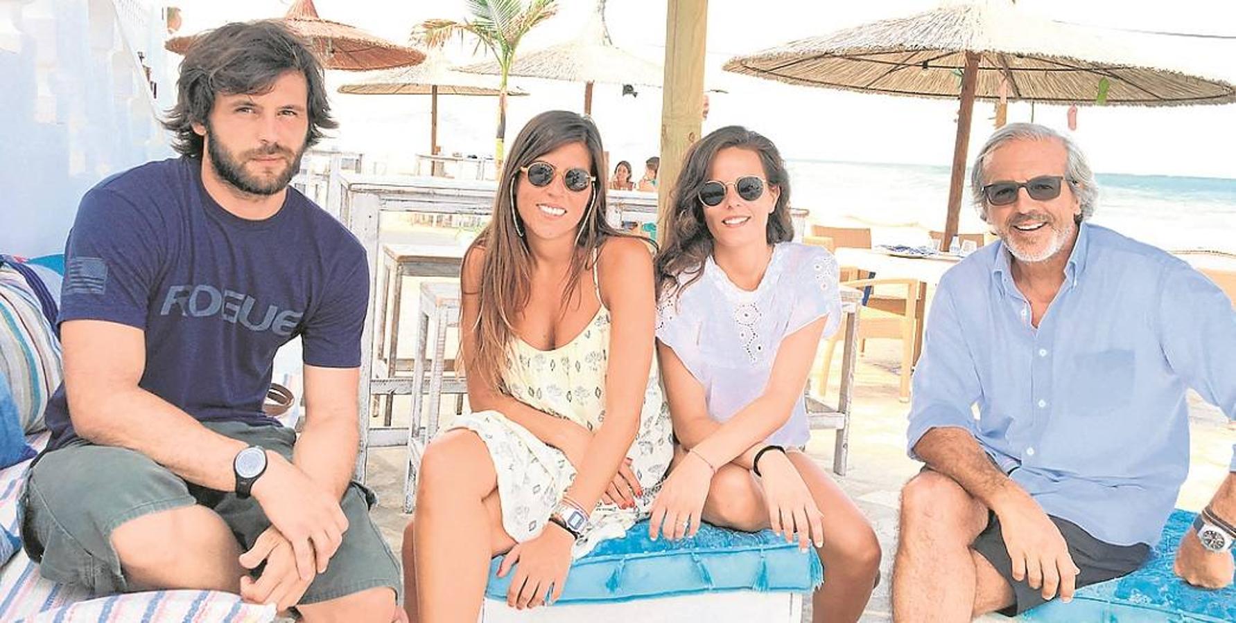 El artista Lu Gorritz con sus hijos Luis, Elisa y Mar en El Pegolí.