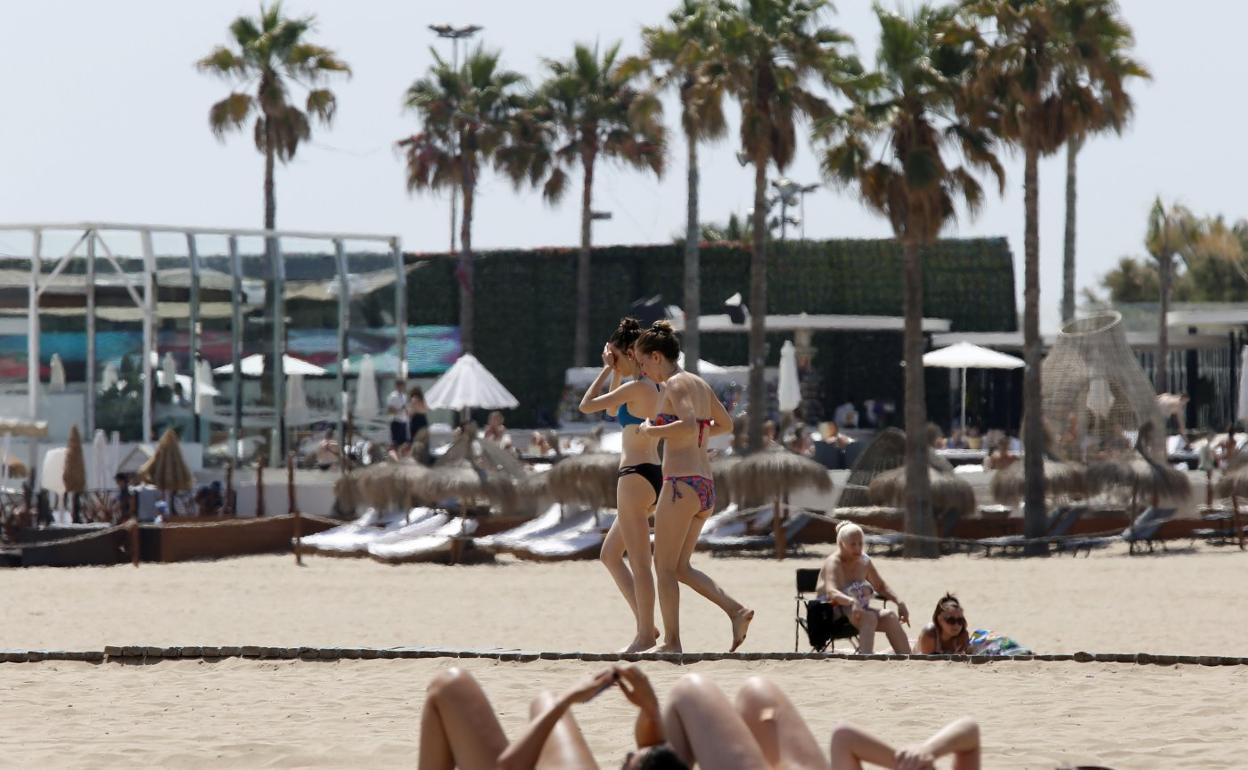 Varios bañistas, ayer, en la playa de la Malvarrosa. 