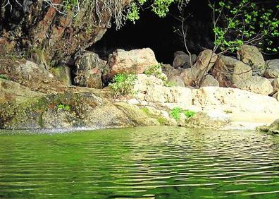 Imagen secundaria 1 - 1. Lago y Cueva del Turche. 2. Cueva de las Palomas. 3. Río Juanes. 