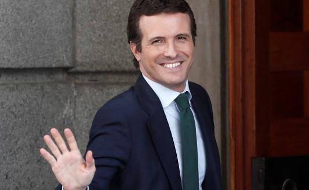 El líder del PP, Pablo Casado, sonríe en su llegada al Congreso.