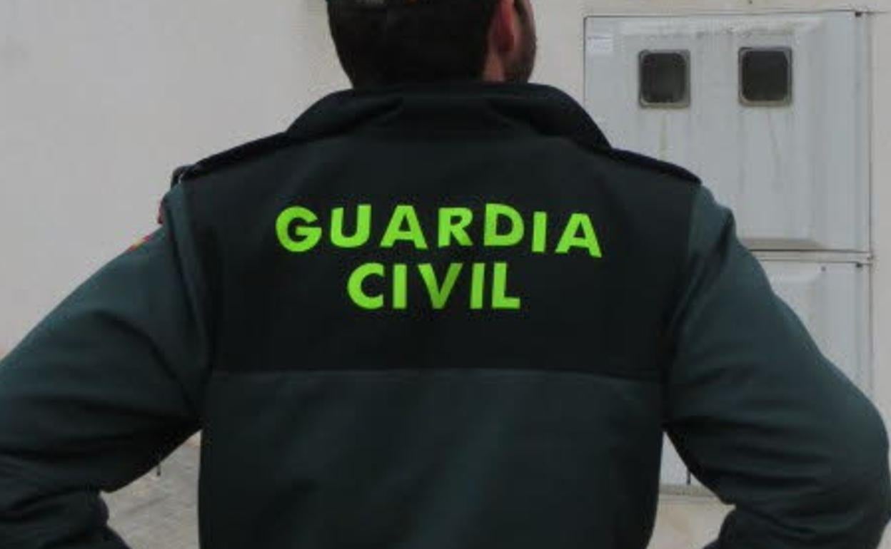 Sancionados tres guardias civiles por poner el 'Cara al sol' a todo volumen en un cuartel