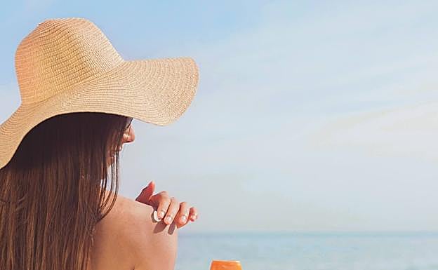 Cómo protegerse del sol en la playa. No te quemes, en verano protección extra contra el sol.