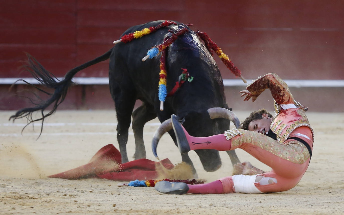 La primera novillada de la Feria de Julio en la Plaza de Toros de Valencia, celebrada este jueves, se vio sobresaltada durante la segunda faena del valenciano Borja Collado. Una voltereta impresionante le llevó del ruedo a la enfermería; y, su coraje, de la enfermería al ruedo con una brecha en la cabeza. En ese tramo de la faena, sobre la mano izquierda, toreó con mucha sinceridad y dominio. Primaron la emotividad y la entrega y el público solicitó una merecida y sufrida oreja.
