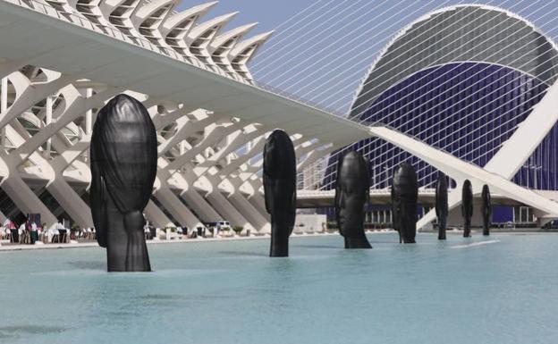 Las esculturas de Jaume Plensa lucen en la Ciudad de las Artes y las Ciencias.