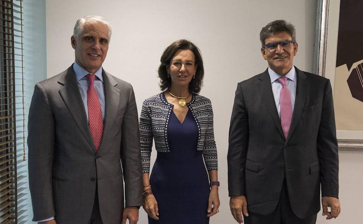 Andrea Orcel junto a Ana Botín y José Antonio Álvarez, en septiembre del año pasado. 