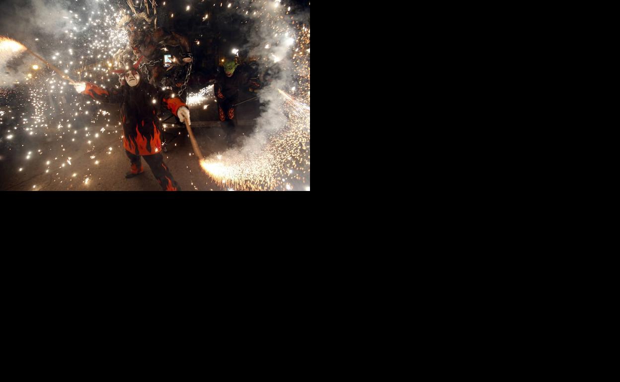 Un 'correfoc' recorre las calles de Valencia. 