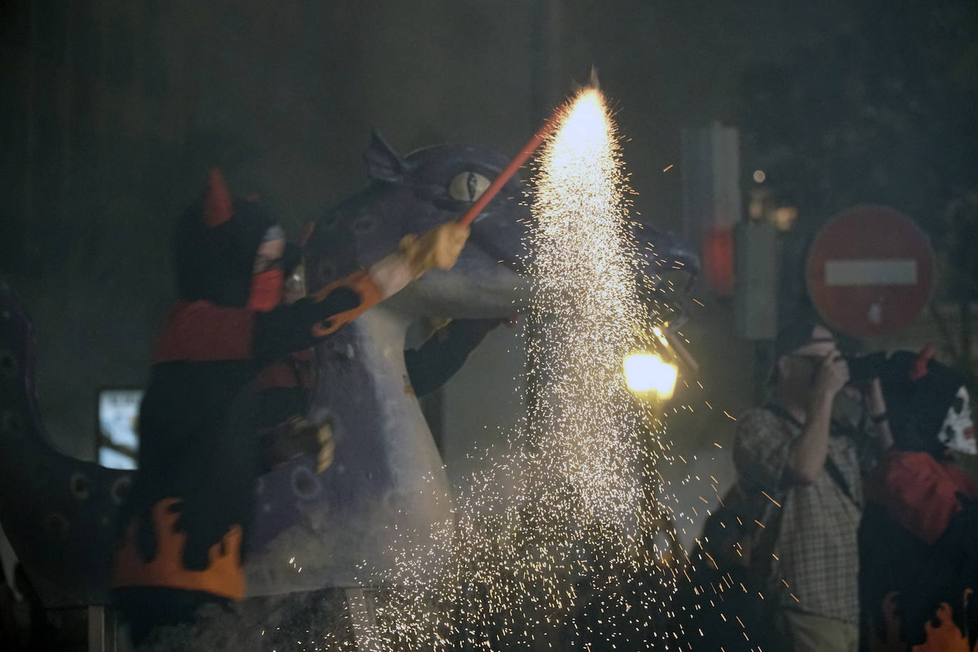 El 'Correfoc' pone punto y final a los espectáculos pirotécnicos de la Feria de Julio. El espectáculo ha recorrido la calle de las Barcas, la plaza del Ayuntamiento y la avenida del Marqués de Sotelo hasta la Estación del Norte.