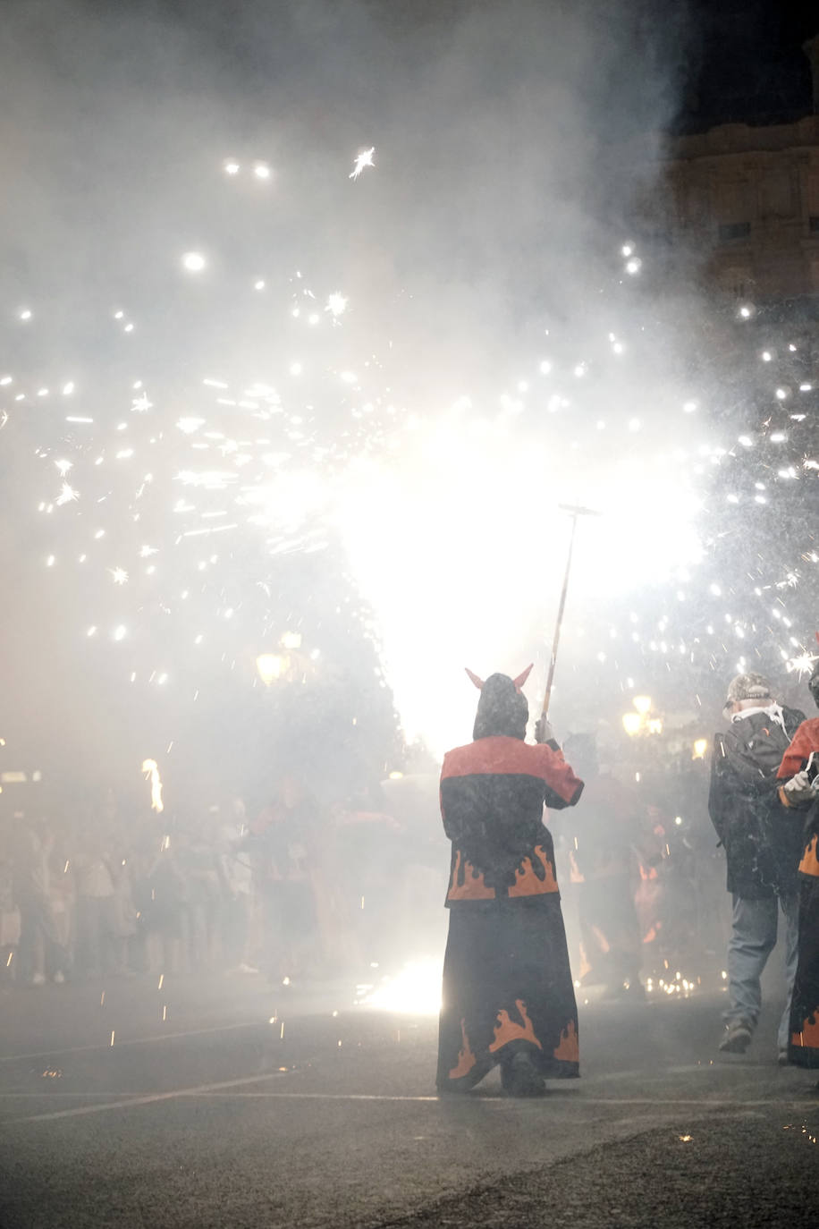 El 'Correfoc' pone punto y final a los espectáculos pirotécnicos de la Feria de Julio. El espectáculo ha recorrido la calle de las Barcas, la plaza del Ayuntamiento y la avenida del Marqués de Sotelo hasta la Estación del Norte.
