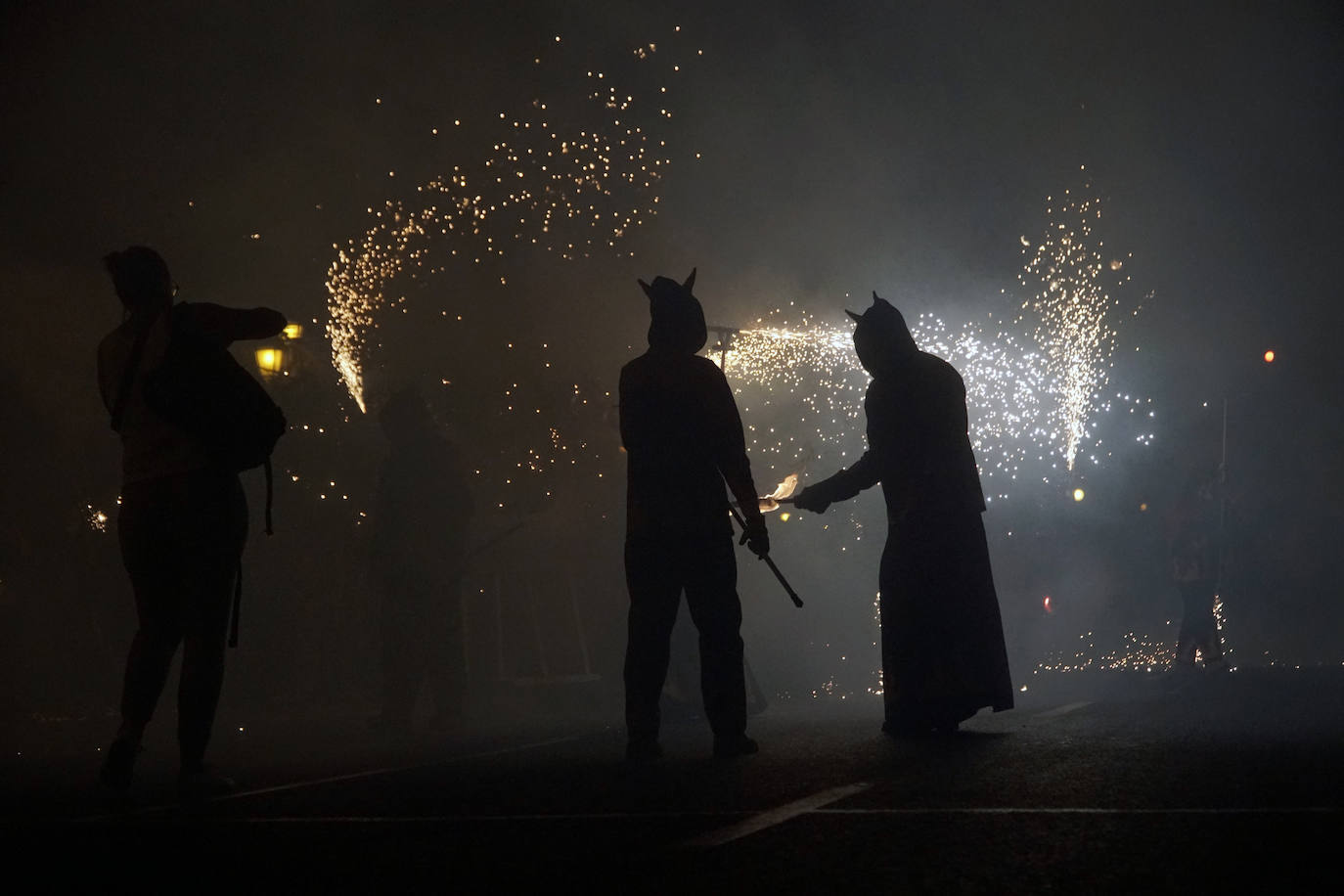 El 'Correfoc' pone punto y final a los espectáculos pirotécnicos de la Feria de Julio. El espectáculo ha recorrido la calle de las Barcas, la plaza del Ayuntamiento y la avenida del Marqués de Sotelo hasta la Estación del Norte.