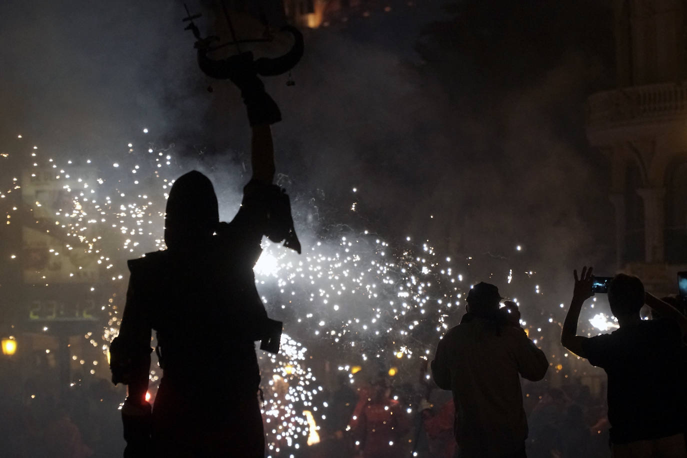 El 'Correfoc' pone punto y final a los espectáculos pirotécnicos de la Feria de Julio. El espectáculo ha recorrido la calle de las Barcas, la plaza del Ayuntamiento y la avenida del Marqués de Sotelo hasta la Estación del Norte.