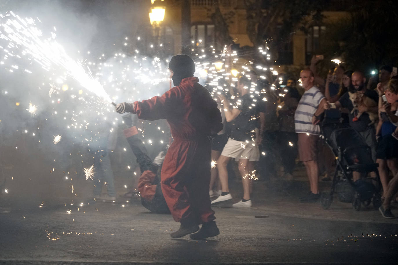 El 'Correfoc' pone punto y final a los espectáculos pirotécnicos de la Feria de Julio. El espectáculo ha recorrido la calle de las Barcas, la plaza del Ayuntamiento y la avenida del Marqués de Sotelo hasta la Estación del Norte.
