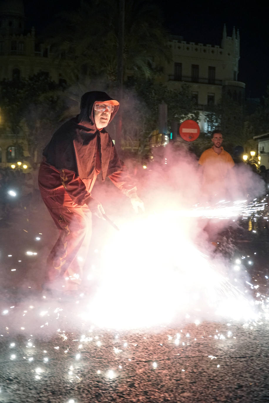 El 'Correfoc' pone punto y final a los espectáculos pirotécnicos de la Feria de Julio. El espectáculo ha recorrido la calle de las Barcas, la plaza del Ayuntamiento y la avenida del Marqués de Sotelo hasta la Estación del Norte.
