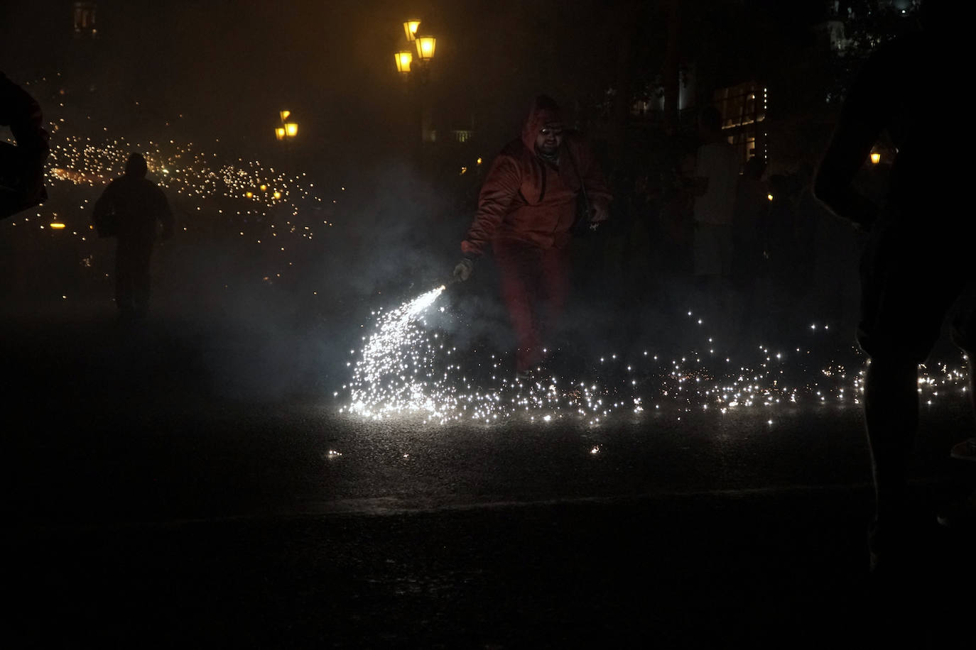 El 'Correfoc' pone punto y final a los espectáculos pirotécnicos de la Feria de Julio. El espectáculo ha recorrido la calle de las Barcas, la plaza del Ayuntamiento y la avenida del Marqués de Sotelo hasta la Estación del Norte.