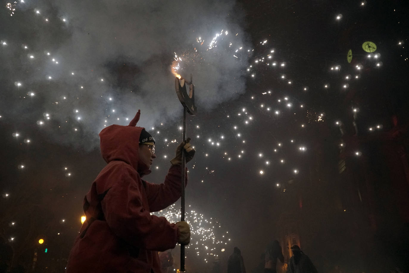 El 'Correfoc' pone punto y final a los espectáculos pirotécnicos de la Feria de Julio. El espectáculo ha recorrido la calle de las Barcas, la plaza del Ayuntamiento y la avenida del Marqués de Sotelo hasta la Estación del Norte.